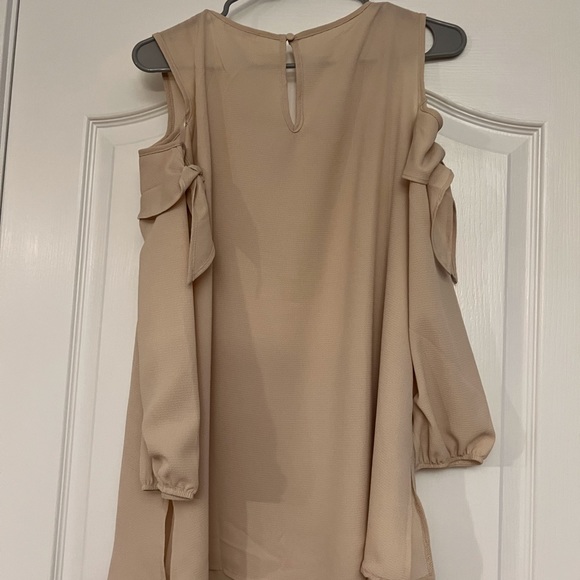 Taupe cold shoulder tie sleeve detail top, NWOT - Picture 8 of 10